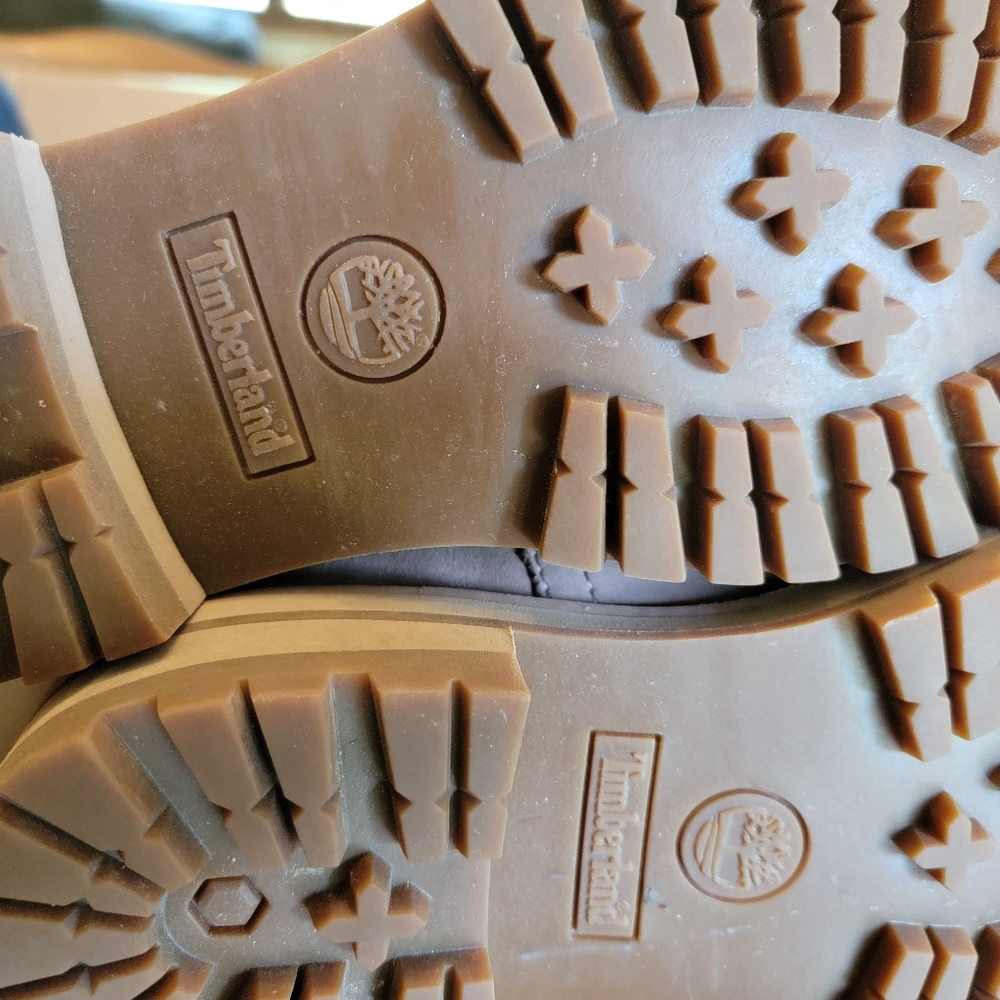 Timberland Women's Courmayeur Valley Chelsea Boot in taupe nubuck leather - Picture 4 of 11